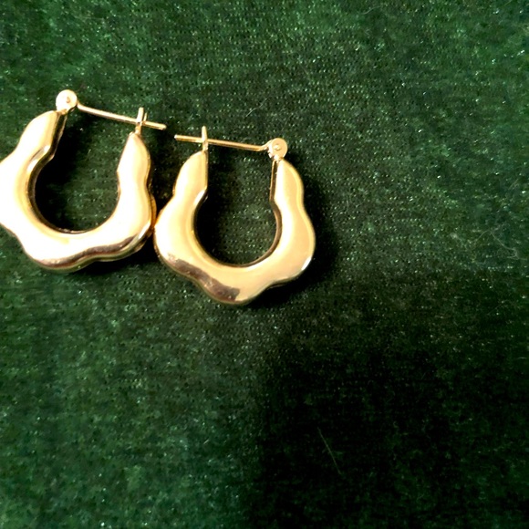 Vintage Jewelry - Vintage 14k gold puffy flower shape hoops.